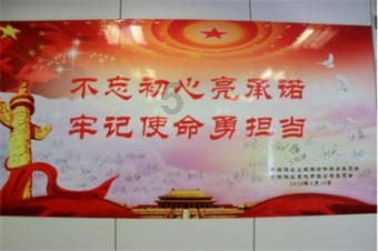 梦见正走路，发现路边一个随身小包，一看是自己的，打开看里面空空，钱和各种卡都没了，我的一个同学说她游戏画面